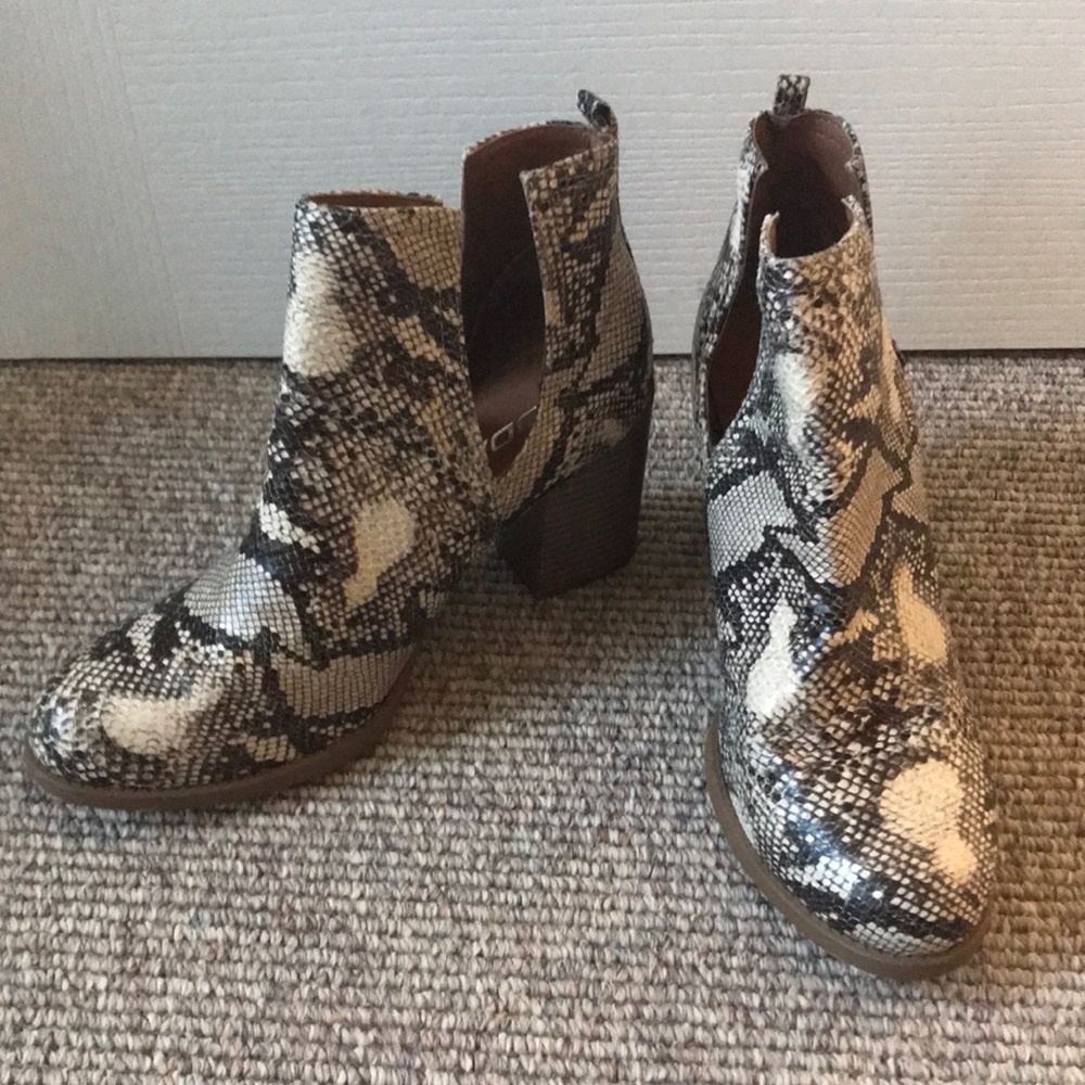 SODA Python Ankle Boots Size 8.5 NWOT